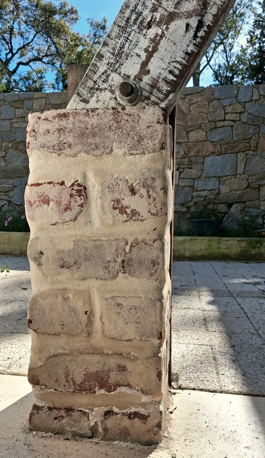 Braced Pillars